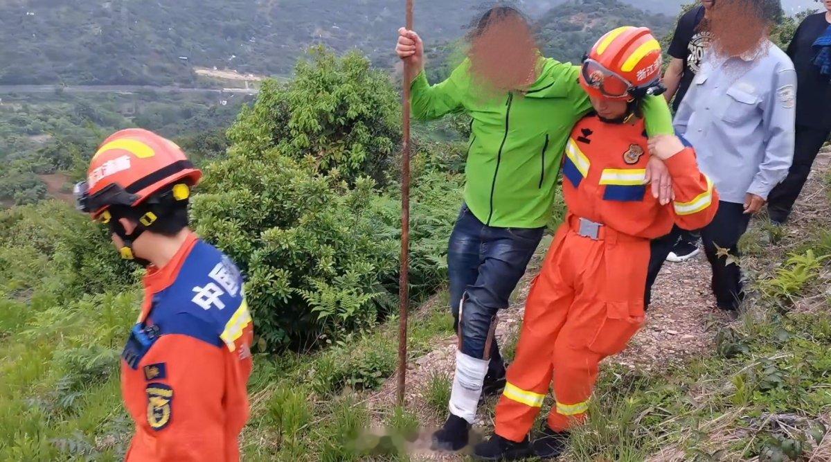宁波慈溪杨梅山上男子摔骨折 5月22日下午，慈溪匡堰镇市民邬先生上山打理杨梅树时