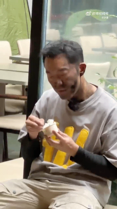 沙溢石油小生吃奶油冰淇淋心疼又想笑！沙溢在节目里被折腾得黢黑，妥妥“石油小生”既