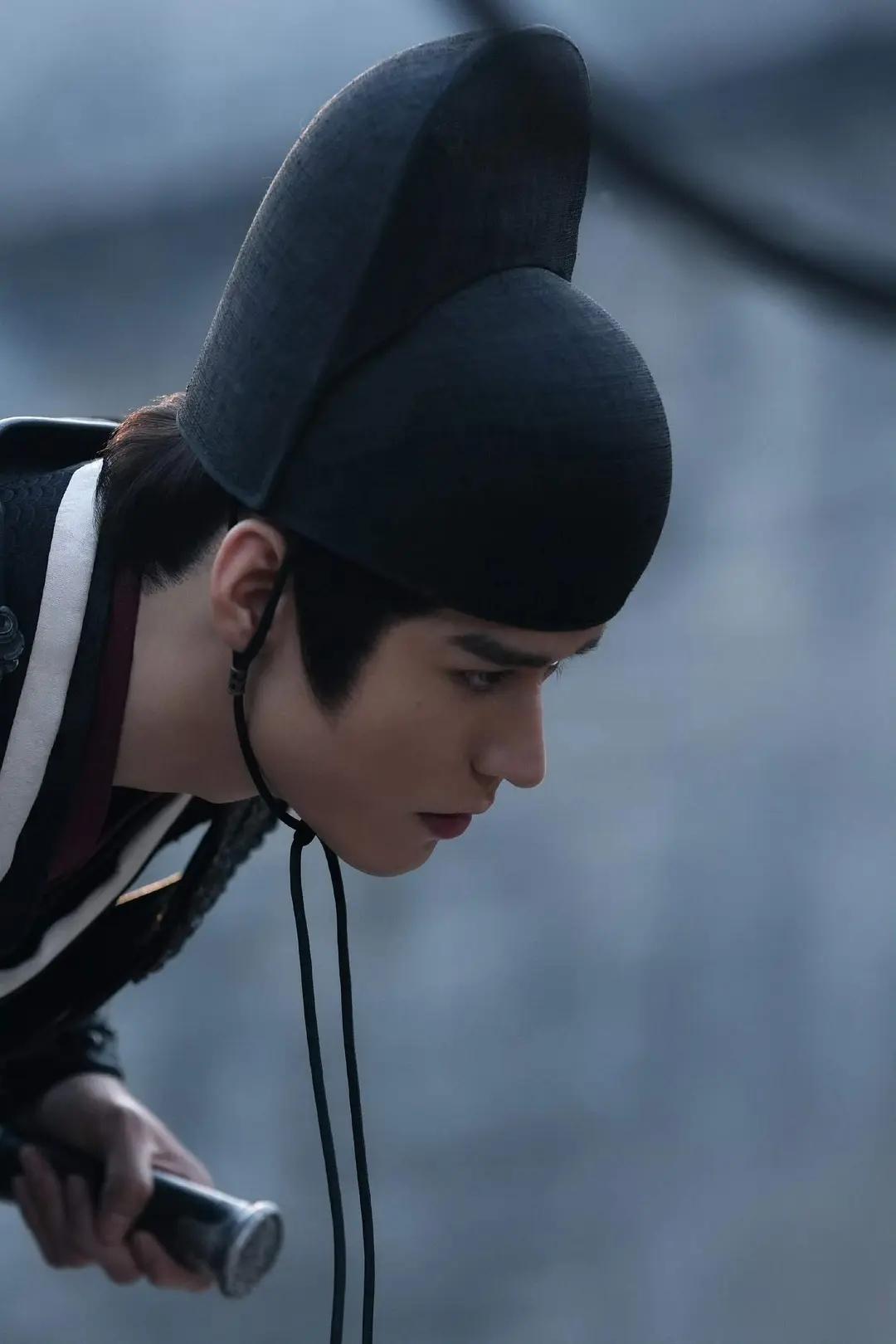 龚俊《白衣公卿》杀青，这侧面是真帅！

虽然今年他的《暗河传》收视率不算好，但龚