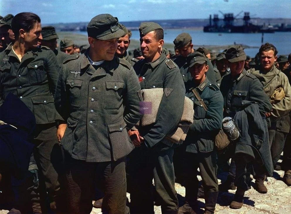 1944年7月，在诺曼底，大批的战俘被押往战俘营。对他们来说也许算是幸...