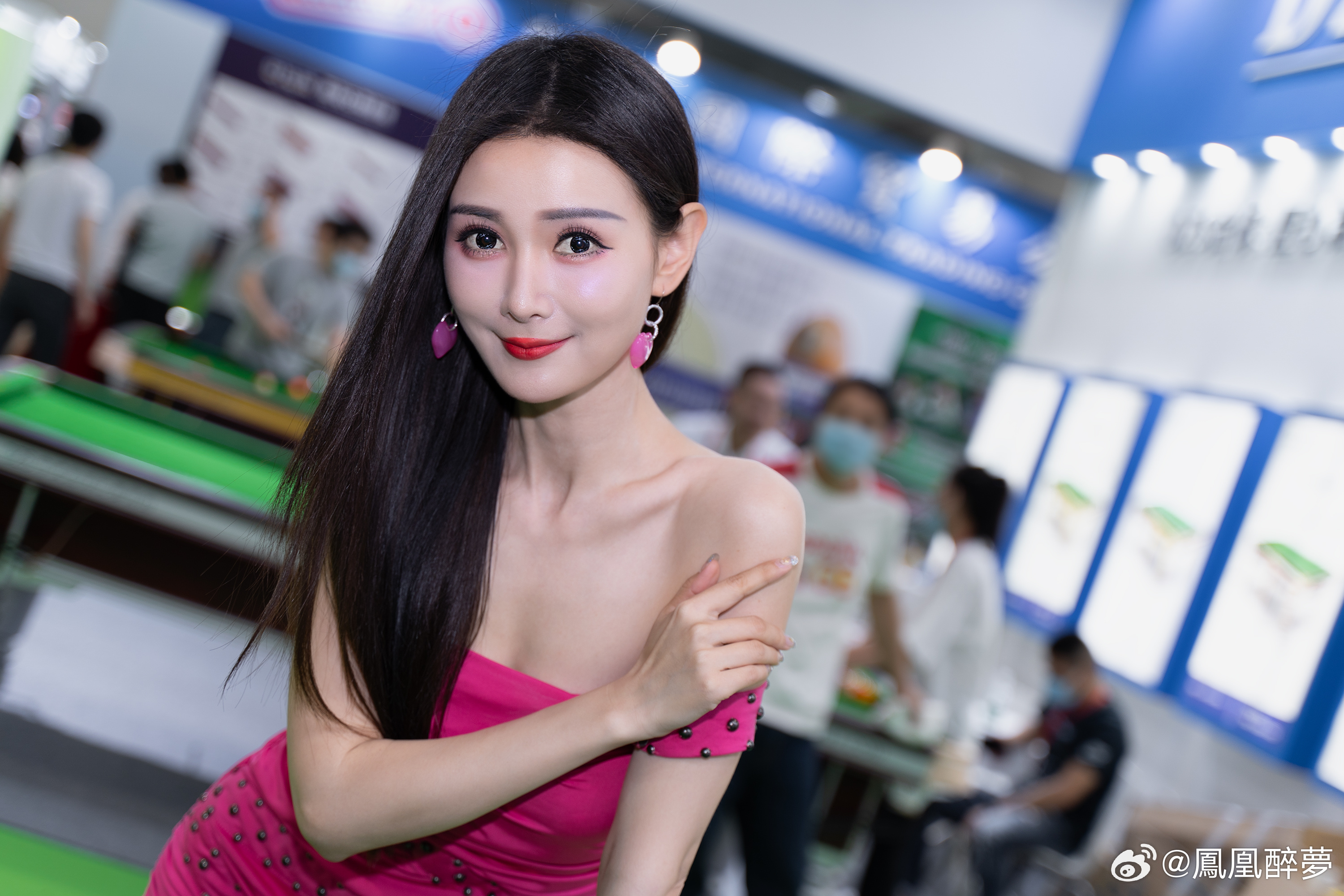 展会人像2021 广州台球展当年姐姐第一次学打桌球[心]出镜：于莹摄影后期：凤凰