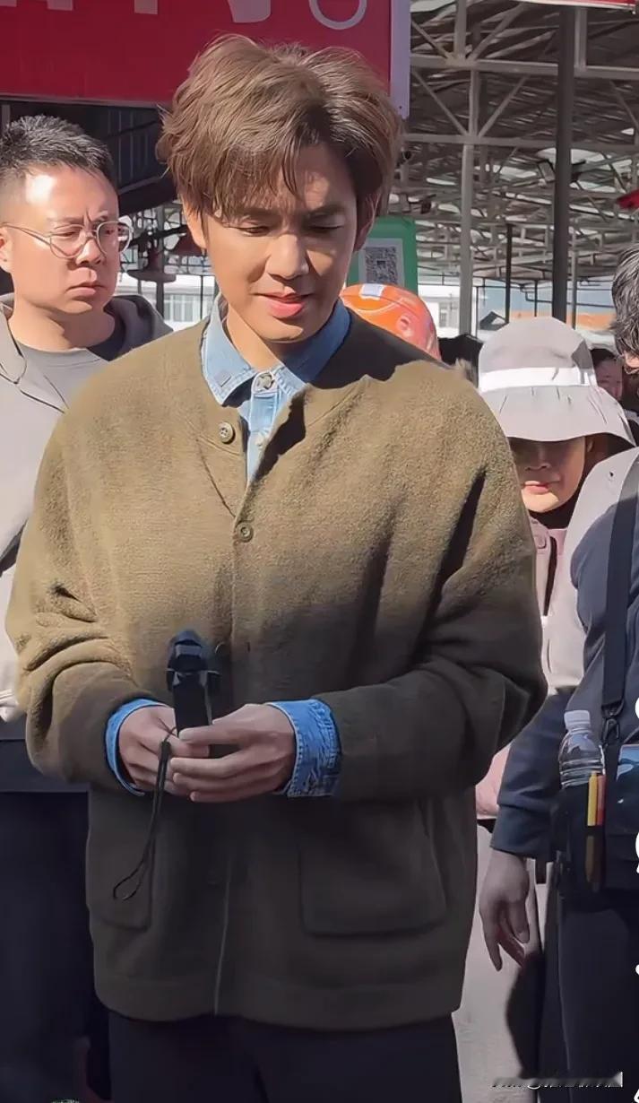 近日，网友在云南芙仙湖橙江市柿花园综合集贸市场，偶遇50多岁的钟汉良，内穿牛仔衫