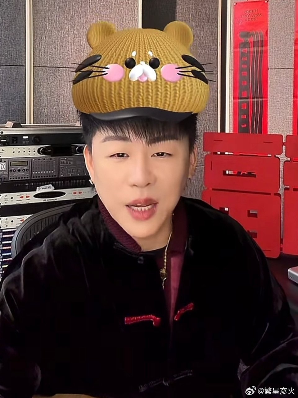 偶遇胡彦斌独自公园野餐 被胡彦斌公园野餐圈粉！一个人晒太阳吃蛋糕超治愈，逛公园还