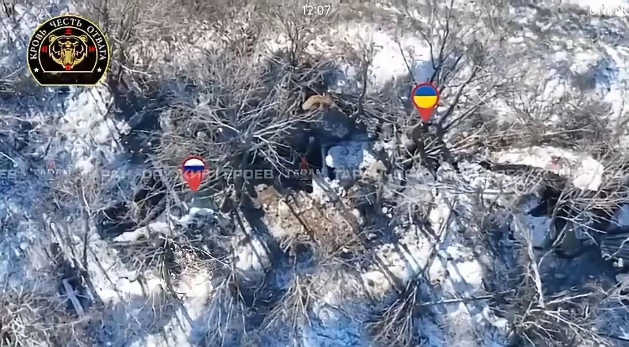 俄军北部集群第352摩步团的三人突击小组，对乌军掩蔽部实施爆破，使用的是TM-6