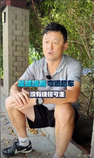 孙继海笑称给男足运动员颁奖是扶贫 孙继海在退役后，选择投身于中国足球的青训工作，