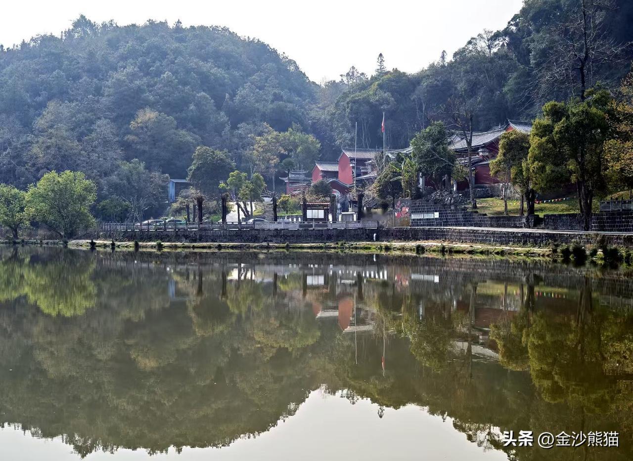 《道释合壁水映寺》腾冲行6
水映寺位于腾冲下绮罗，倚山傍水，林木葱茏。全寺由山门