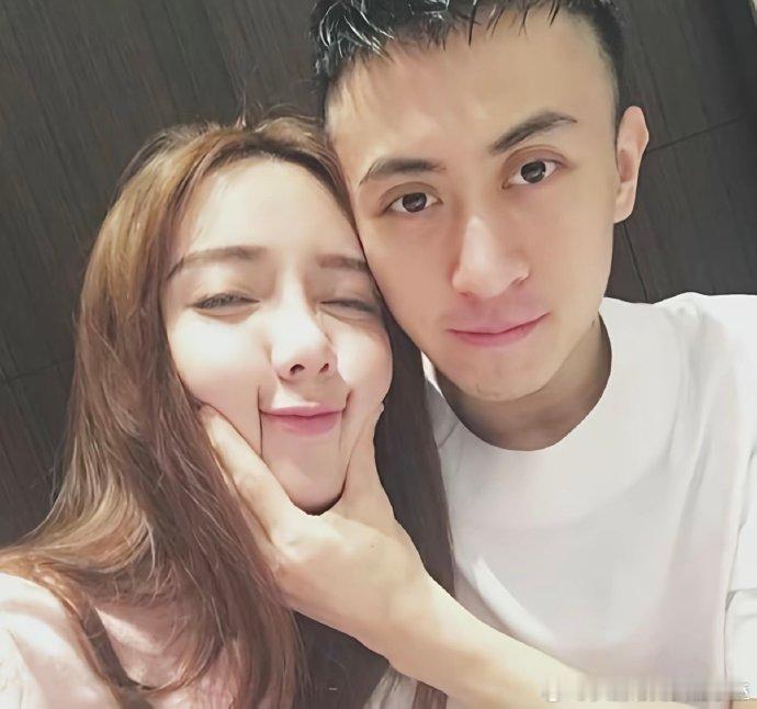 近日，有媒体拍到韦雪和秦奋带着儿子一同聚餐，这一画面瞬间在网络上引发了热议。大家