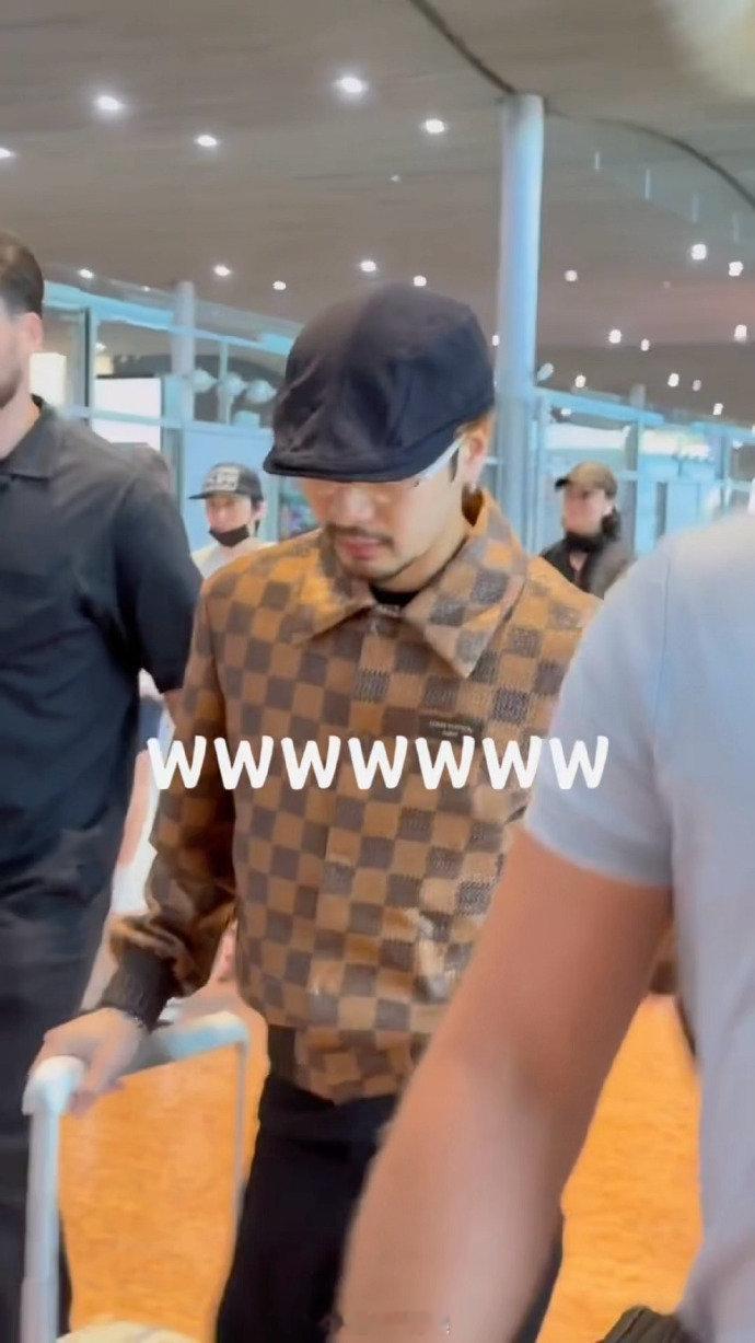 王嘉尔好浓密的胡子 谁懂啊！王嘉尔蓄起浓密胡子亮相巴黎，搭配细框眼镜反差感十足，
