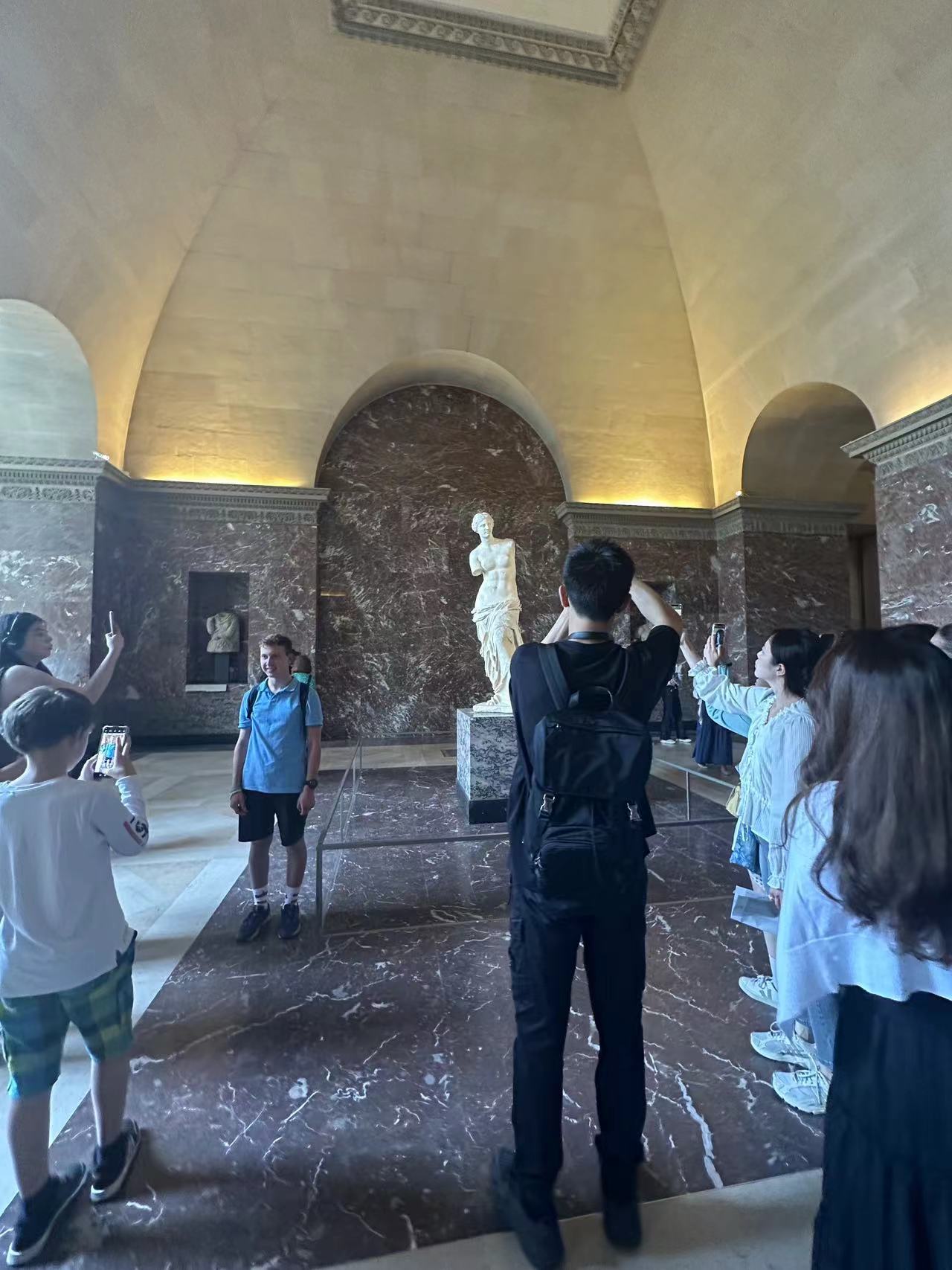 #凭背影一眼认出李现#不得不说，李现的身材比例真的很好，这个背影让人忍不住多看两