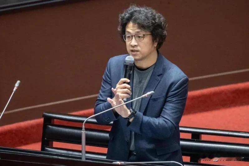 大陆人可以到台湾当兵？
还是说台湾人为了逃兵役可以入籍大陆
这是个有意思的话题