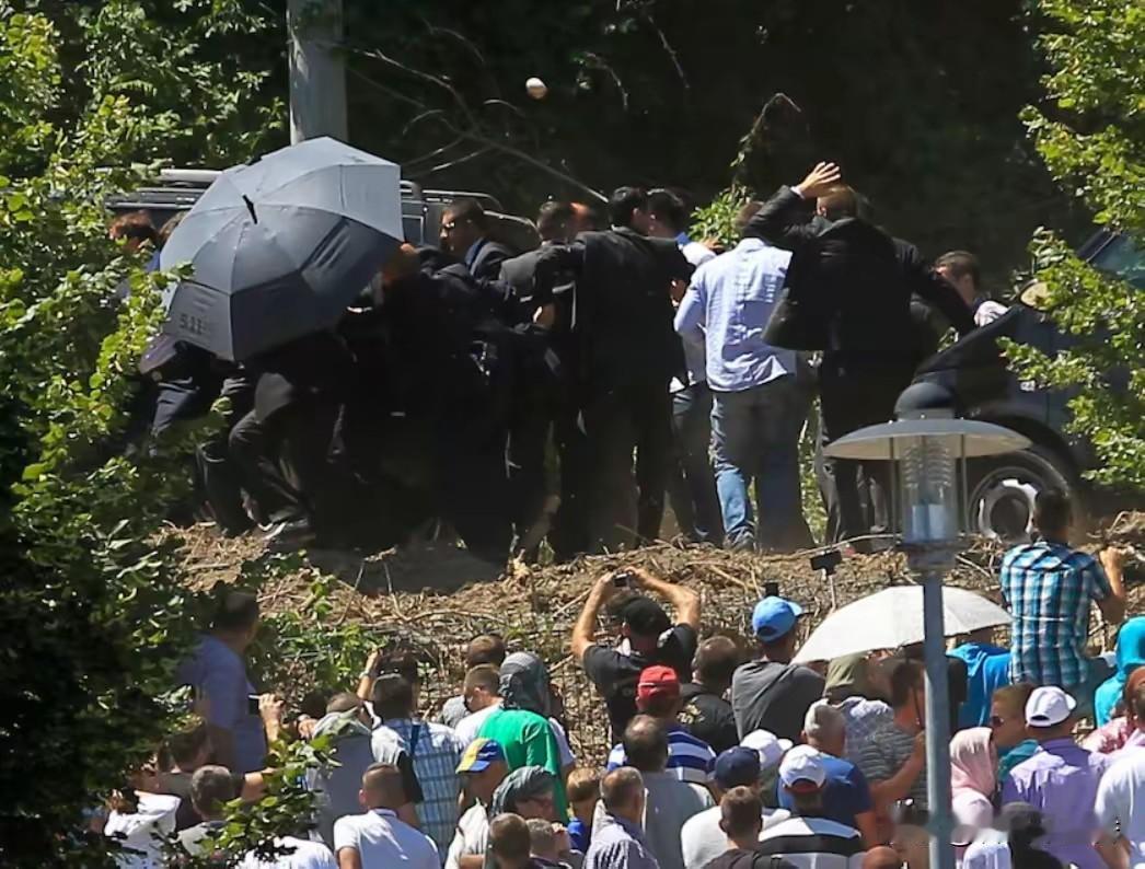 武契奇这遭遇太让人唏嘘了。日前他亲自透露一家险遭灭门，杀手连他8岁幼子都打算殴打