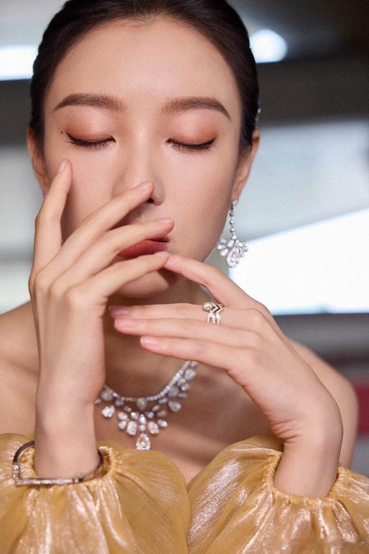 倪妮凯迪拉克品牌代言人 倪妮往那儿一站，就是一场品牌发布会的高光时刻。不用刻意摆