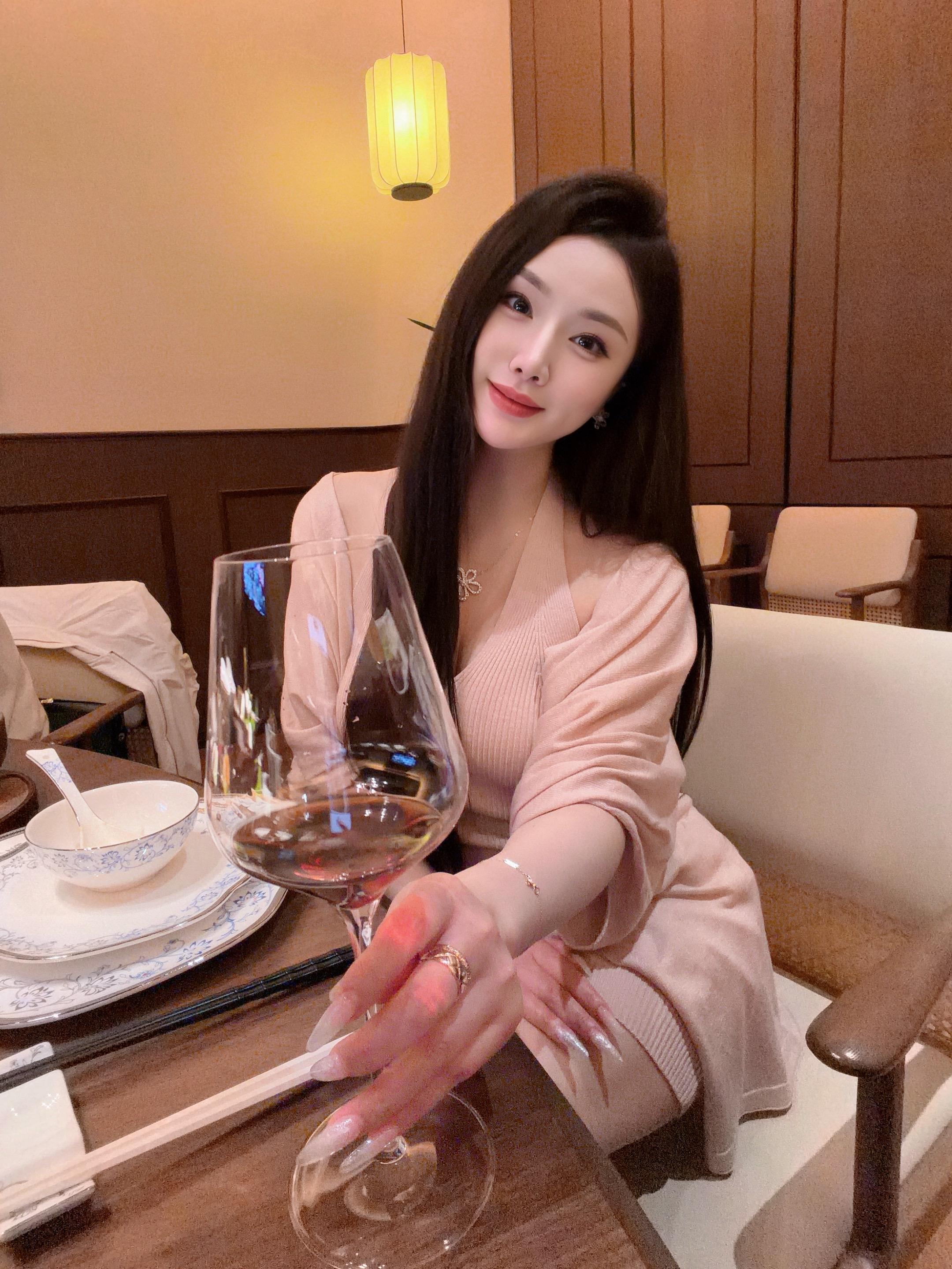 “戒不掉的不是思念，是那个明知是错还奋不顾身的自己。”