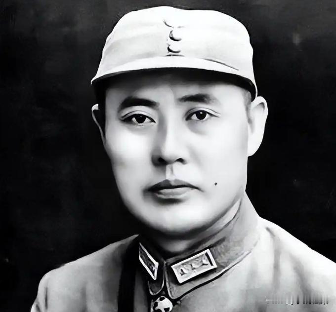 1949年，傅作义在北平跟驻军高层军官宣布停战投诚。刚说完，第九兵团头头石觉跟第