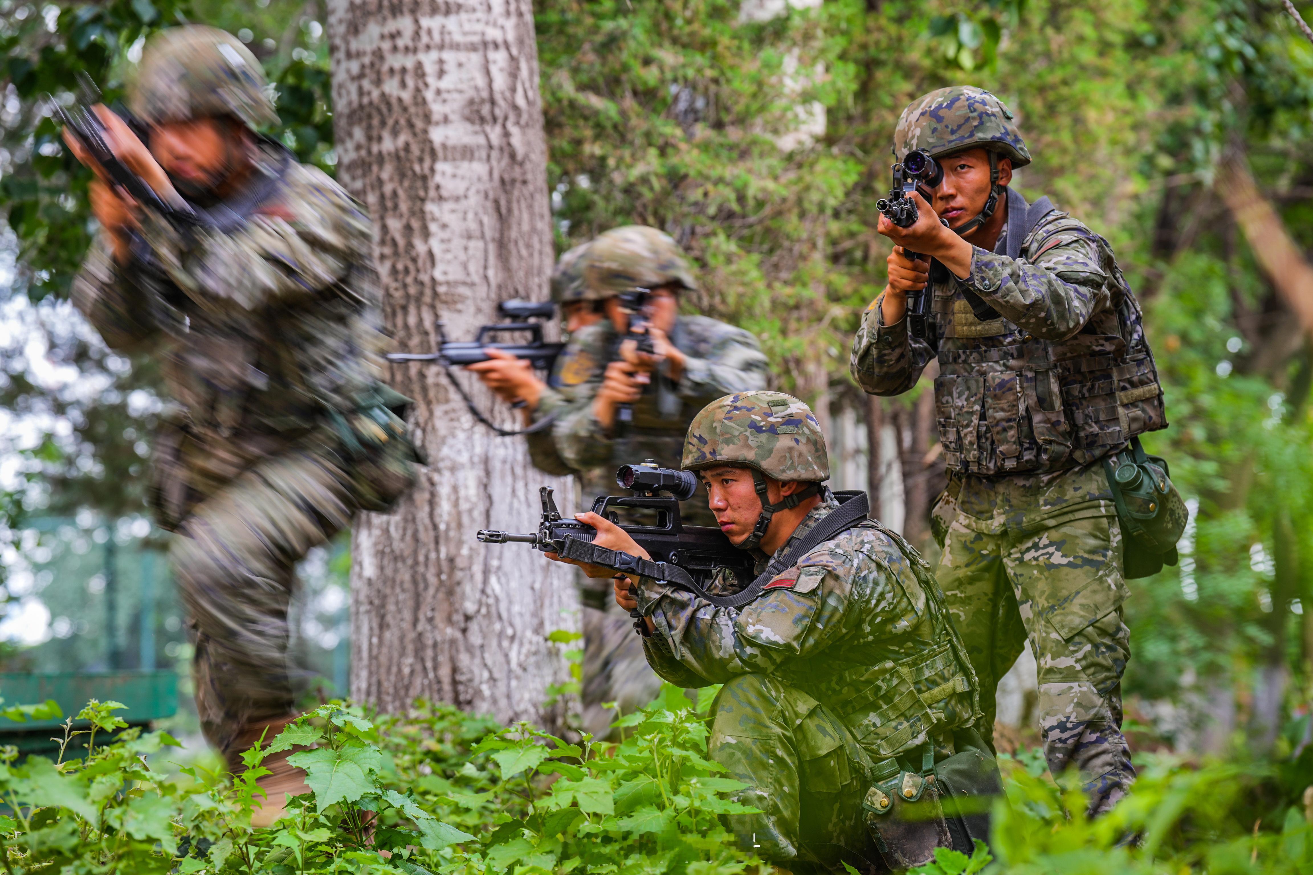 【练！练！练！武警多课目训练热血十足】近日，武警天津总队执勤第二支队全面掀起实战