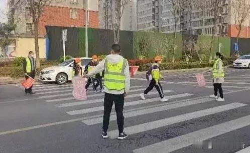 济南有家长通过人民网留言板反映学校要求家长协助学校在放学的有限时间内疏导交通。客