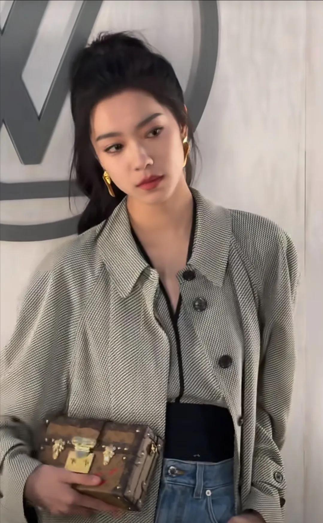 庄达菲出席lv大秀，她气质挺好的，和肖战刚拍完射雕，资源真好，总觉得她辨识度不够