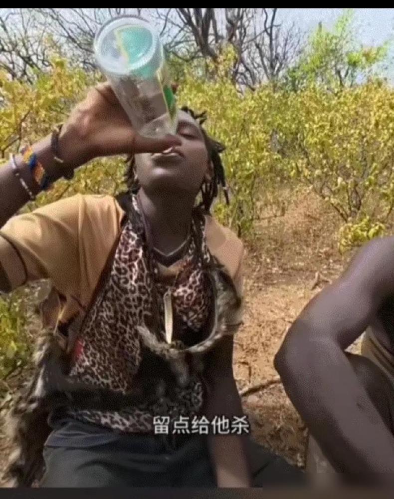 笑不活了！中国男子请四名非洲小伙喝52度的牛栏山白酒，本以为非洲小伙品尝一口后则