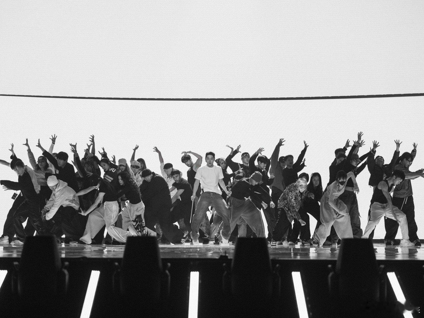 刘宪华又杀回东方卫视了 刘宪华首登东方跨年舞台，彩排花絮超带感！比起过往更显沉稳