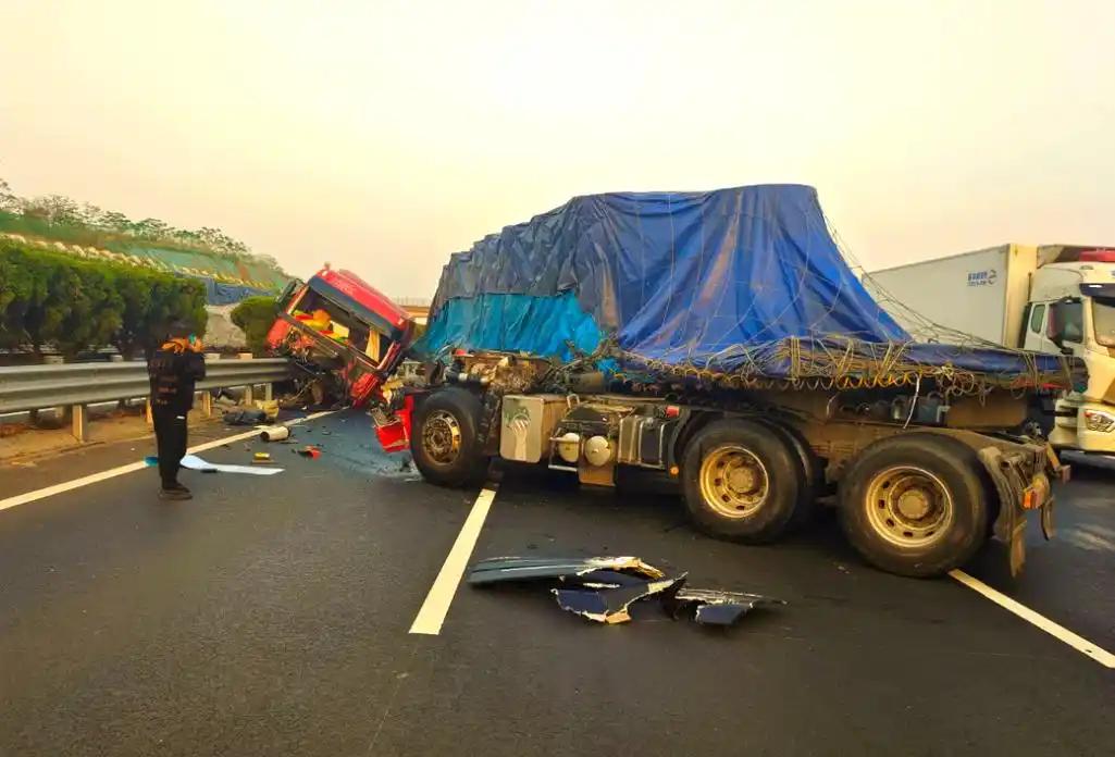 5座车塞7人，19岁司机酒驾，追尾半挂车致7死，小轿车全责？那辆半挂车为何停在路