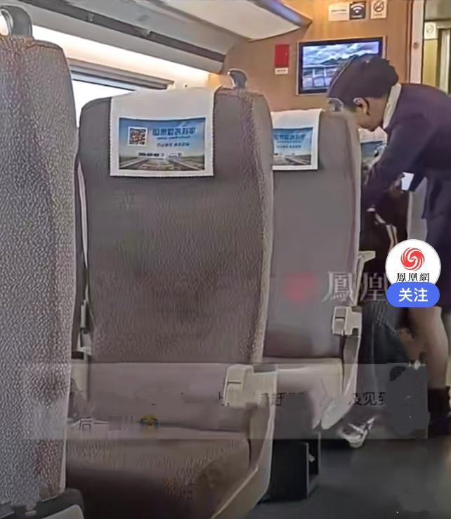 高铁上的崩溃：一句“我妈妈没了”，满车厢都是温柔

高铁车厢里，本来是大家轻声说