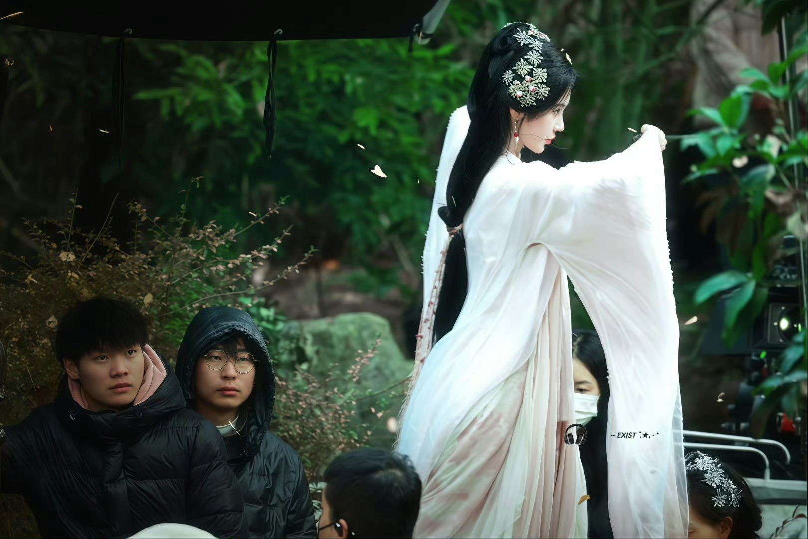 我本是一只不谙世事的小狐 生在无相月的月色之下，唤作露芜衣。初到洛安城，我揣着一