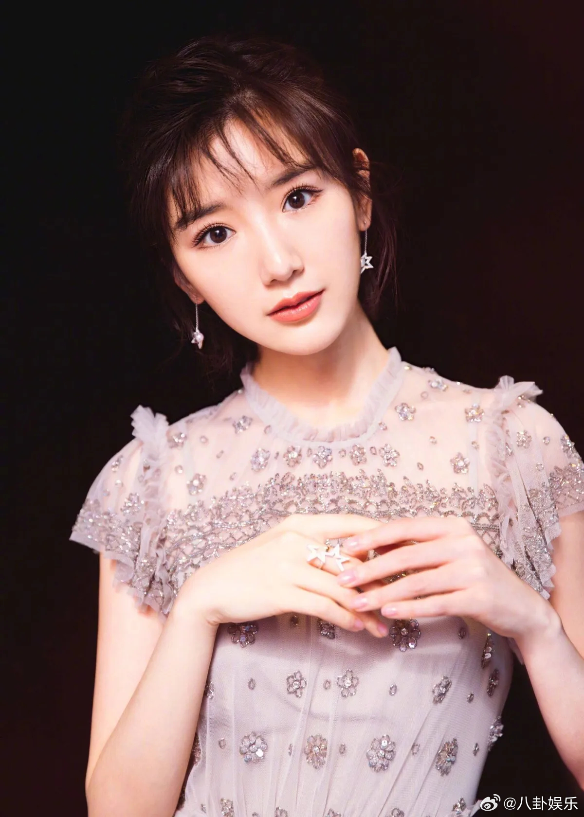  毛晓彤28岁时因为年龄焦虑大哭 从深夜崩溃到坦然和解，她用十年告诉女性：不必被