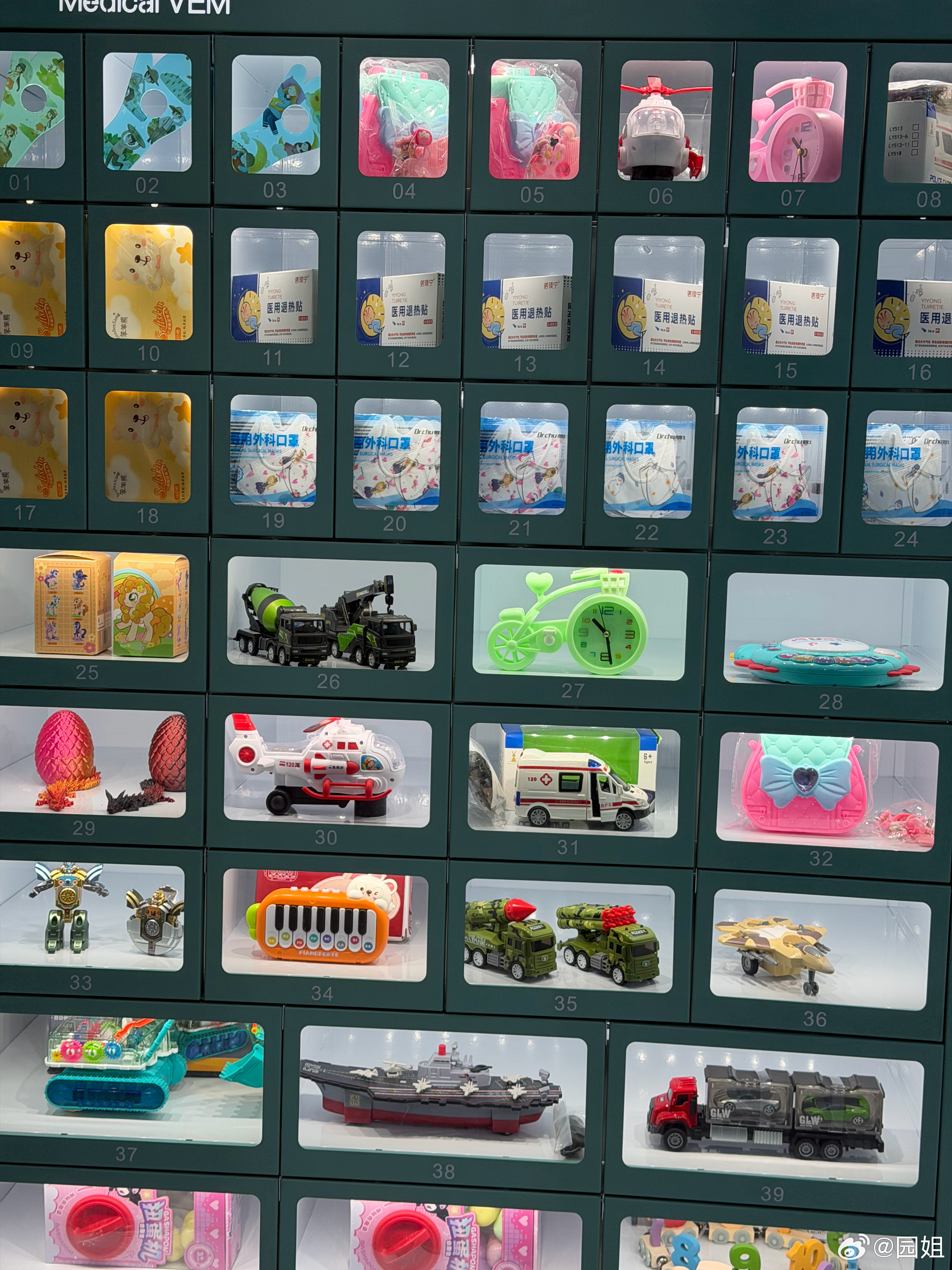 在儿科门口卖玩具，这办法真好，好多人为了哄孩子买