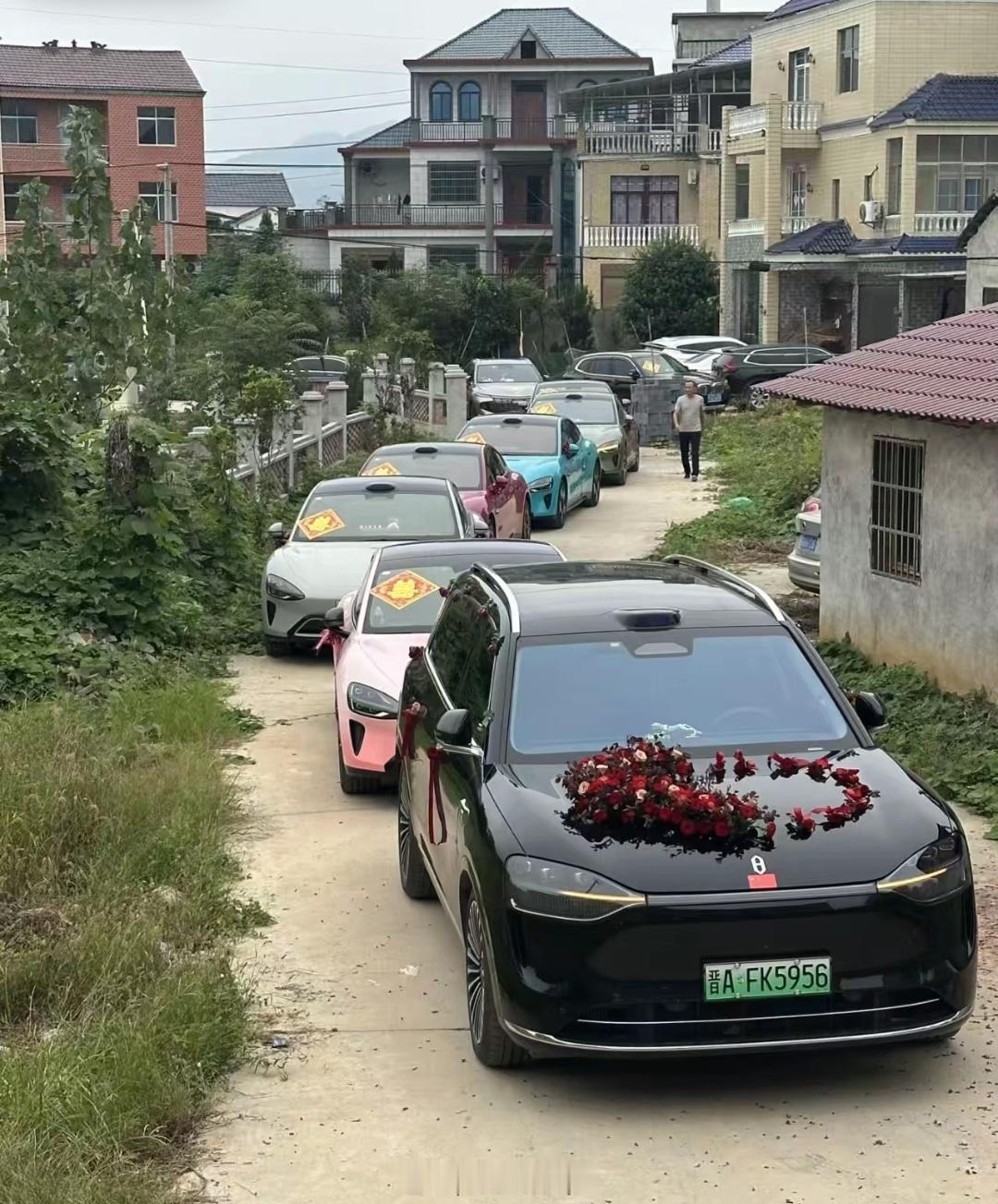 问界M9和小米SU7组成的婚礼车队，难得一见的和谐场面[喜] ​​​