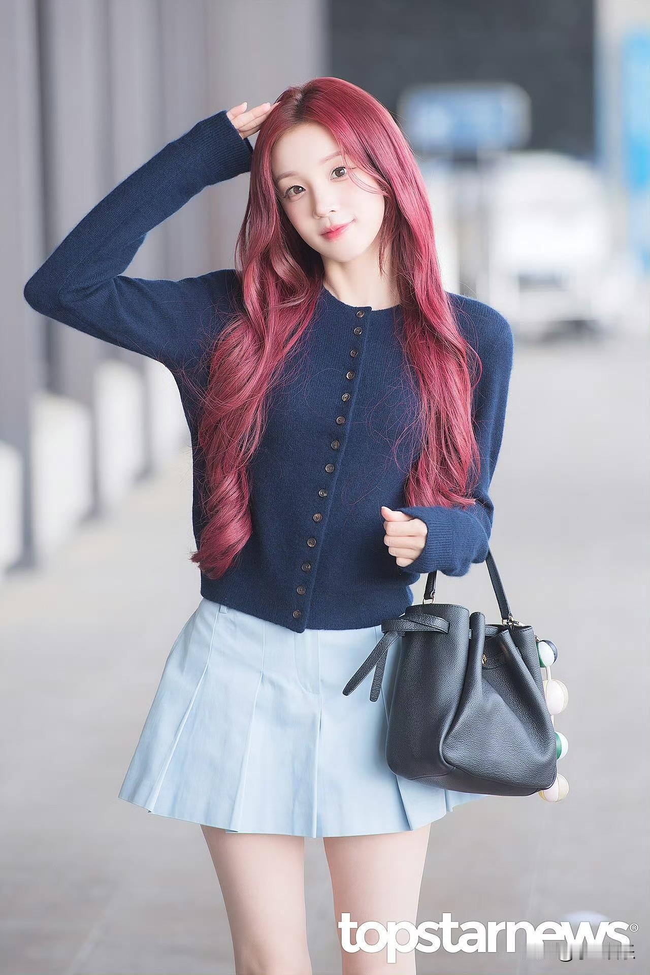 宋雨琦的机场新闻生图太绝啦！那笑容明媚又阳光，直接把人给甜到了。
之前路人在上海