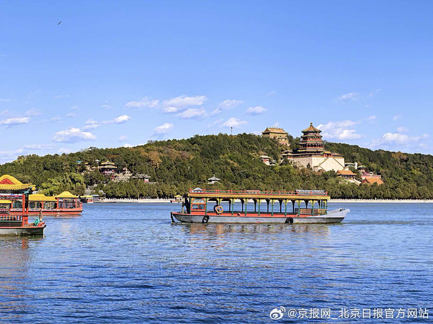 【#北京蓝天仿佛自带滤镜#】#北京的蓝天白云刷屏啦# 11月1日，北京秋意正浓。