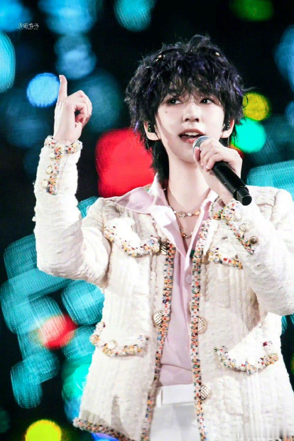 、我天啊‼️没想到啊没想到，贺峻霖两天都穿了香奈儿，果然贵气范儿十足，那种感觉从