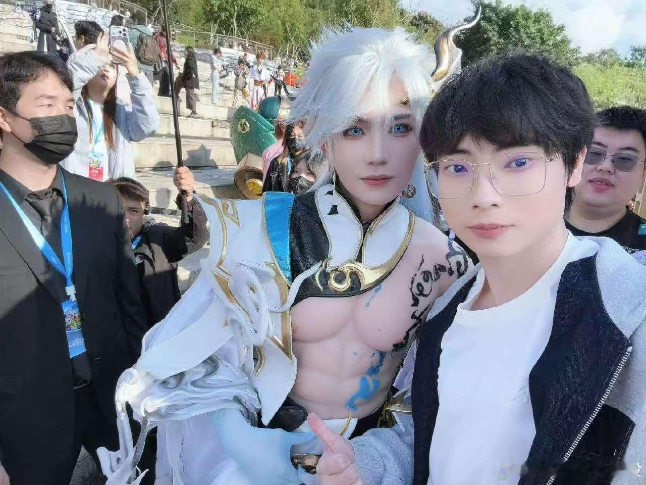 娱乐[超话]gemini和最帅的诸葛亮合照了Gemini和九尾诸葛亮合照 ​九尾