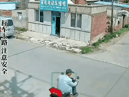 老人三轮车现在真的很大隐患，慢悠悠的在路上就是妨碍交通的一大弊病。
