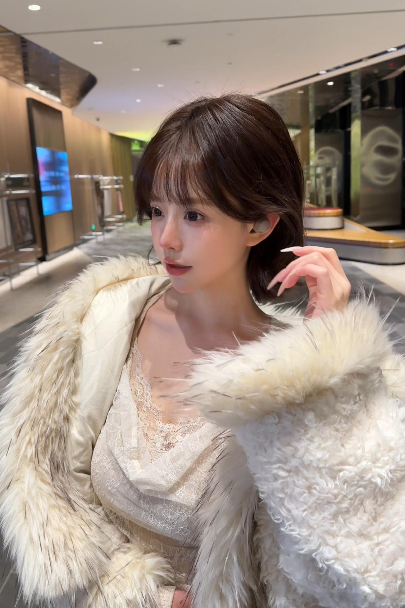 昨天化了一个好淡好淡的妆看着一点都不习惯没想到拍出来还可以 