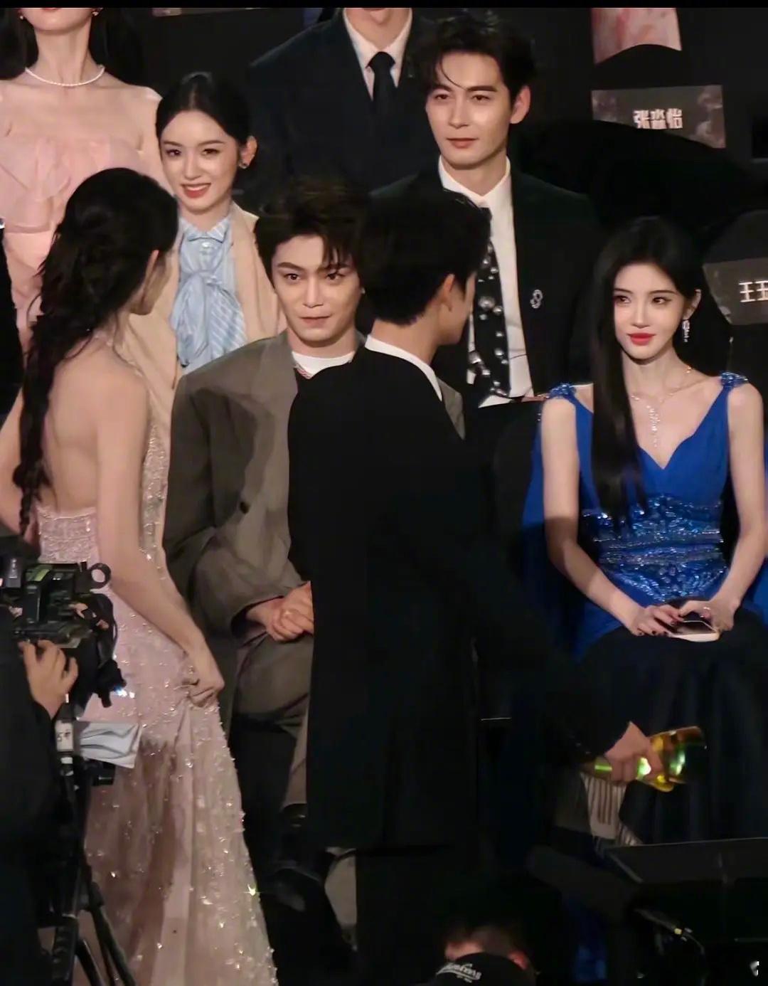 图里至少有四个人在嗑昀牵孟绕孟子义摔倒李昀锐的反应