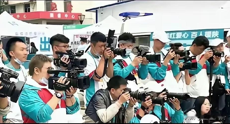 蓝天救援队这事闹得也挺大，当年官方都下场骂了只不过没点名，说的明星网红做秀阻碍救