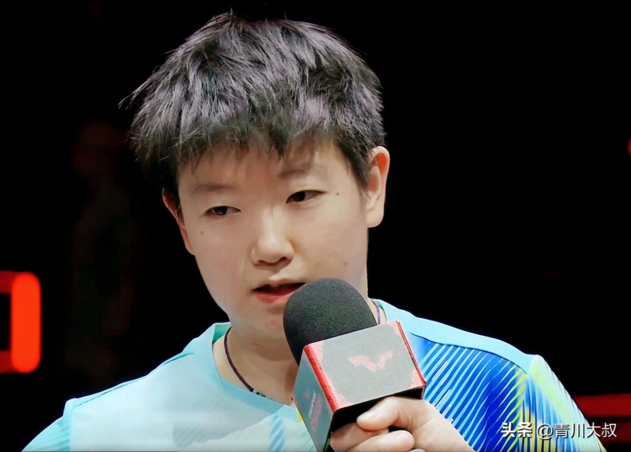 孙颖莎4;2战胜王曼昱的采访，莎莎意外感谢了队医！

主持人：恭喜莎莎，赢下冠军