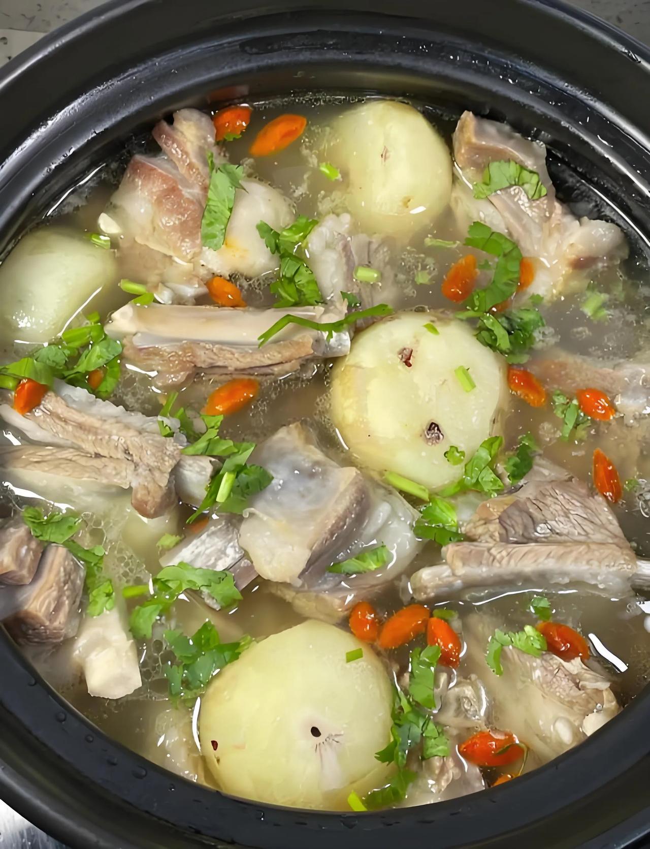 婆婆来了，家里的伙食一下子提升了几个档次。今天一大早婆婆就炖了一锅羊肉汤，我和老