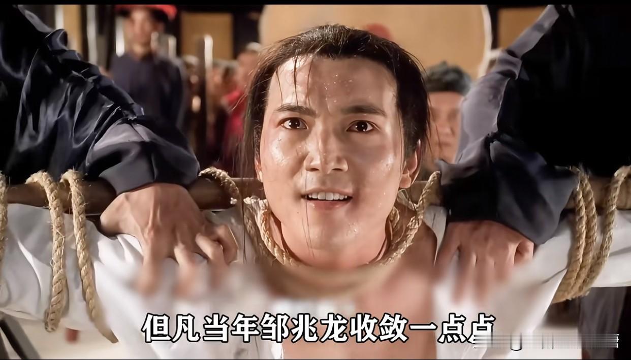吴启华在《九品芝麻官》里真是让人眼前一亮。平时看他演的都是斯斯文文的正角，这回演