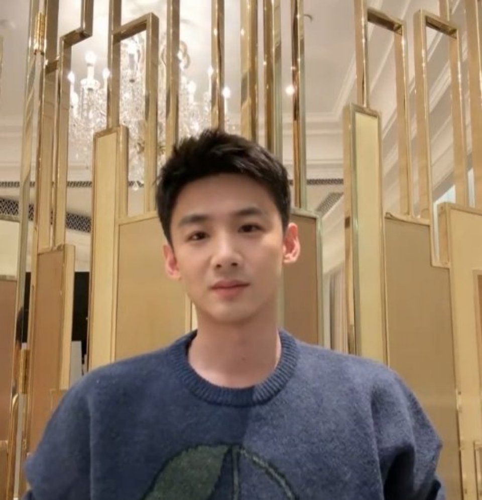 白敬亭今天素颜直播状态如何[举手] 