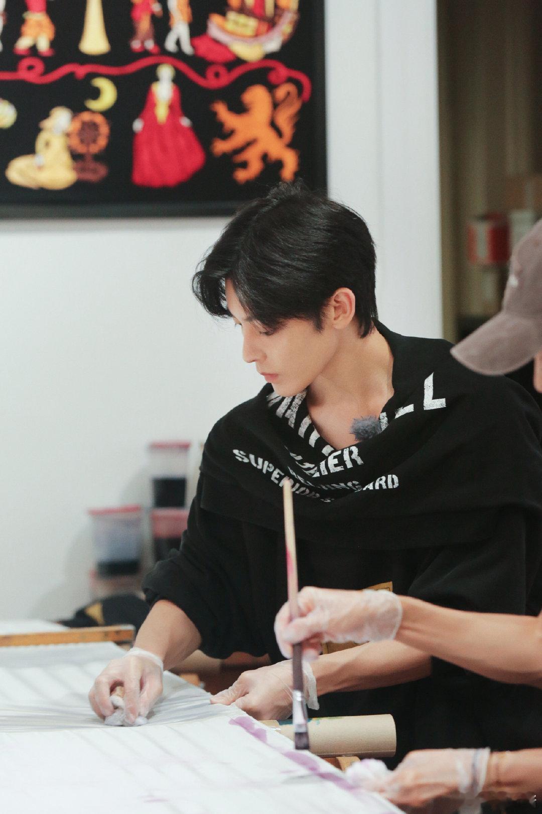 侯明昊旅拍新作品，帅气满分！他穿梭在城市的每一个角落，用镜头记录下自己的旅行故事