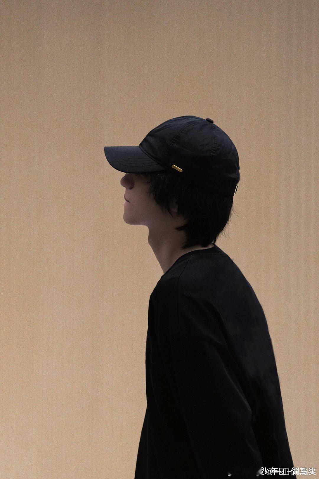 王鹤棣 刘耀文肩巨宽救命刘耀文这肩宽绝了！快50的尺寸+头小脸小，别人卷业务他卷