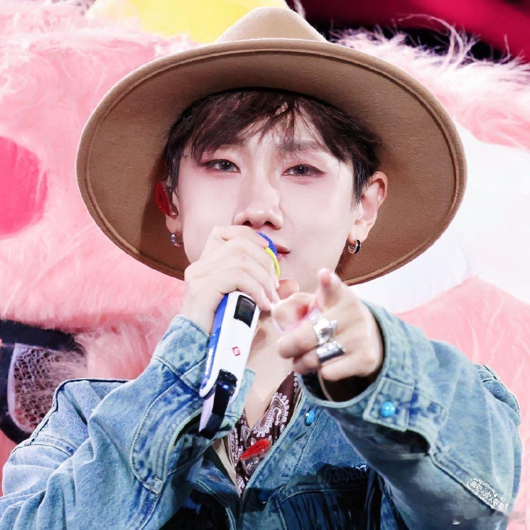 近日，刘大锤在直播中自曝，去年有一次他去了汪苏泷音乐🎶工作室蹲守，当时车🚗里