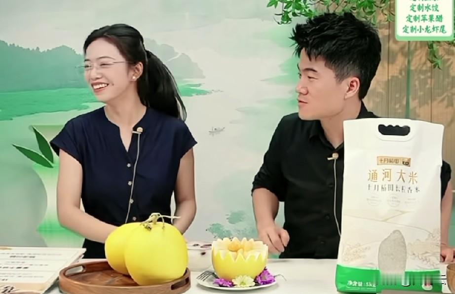 董宇辉临时上播，有朋友评论：小贝和我一样，见到领导不自觉！
    董宇辉手指向
