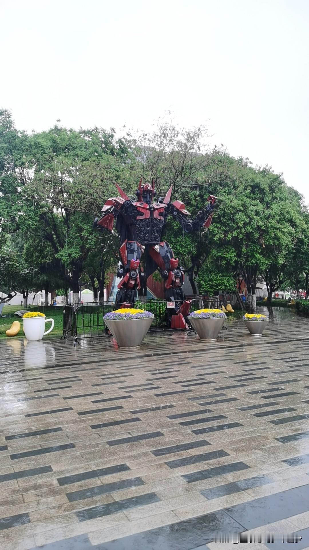 晒图笔记大赛嘉会坊创业咖啡街区，细雨绵绵～变形金刚好飒～[比心]