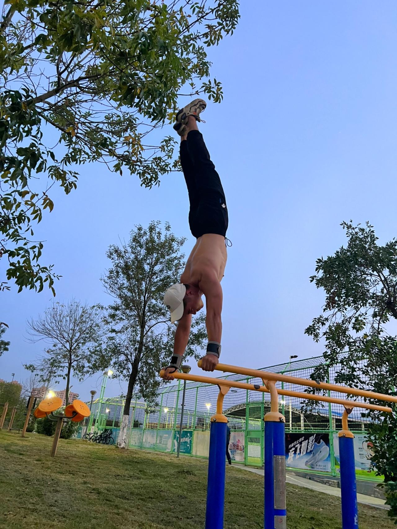 健身需要时间去沉淀，已然养成习惯了！#街头健身 #倒立