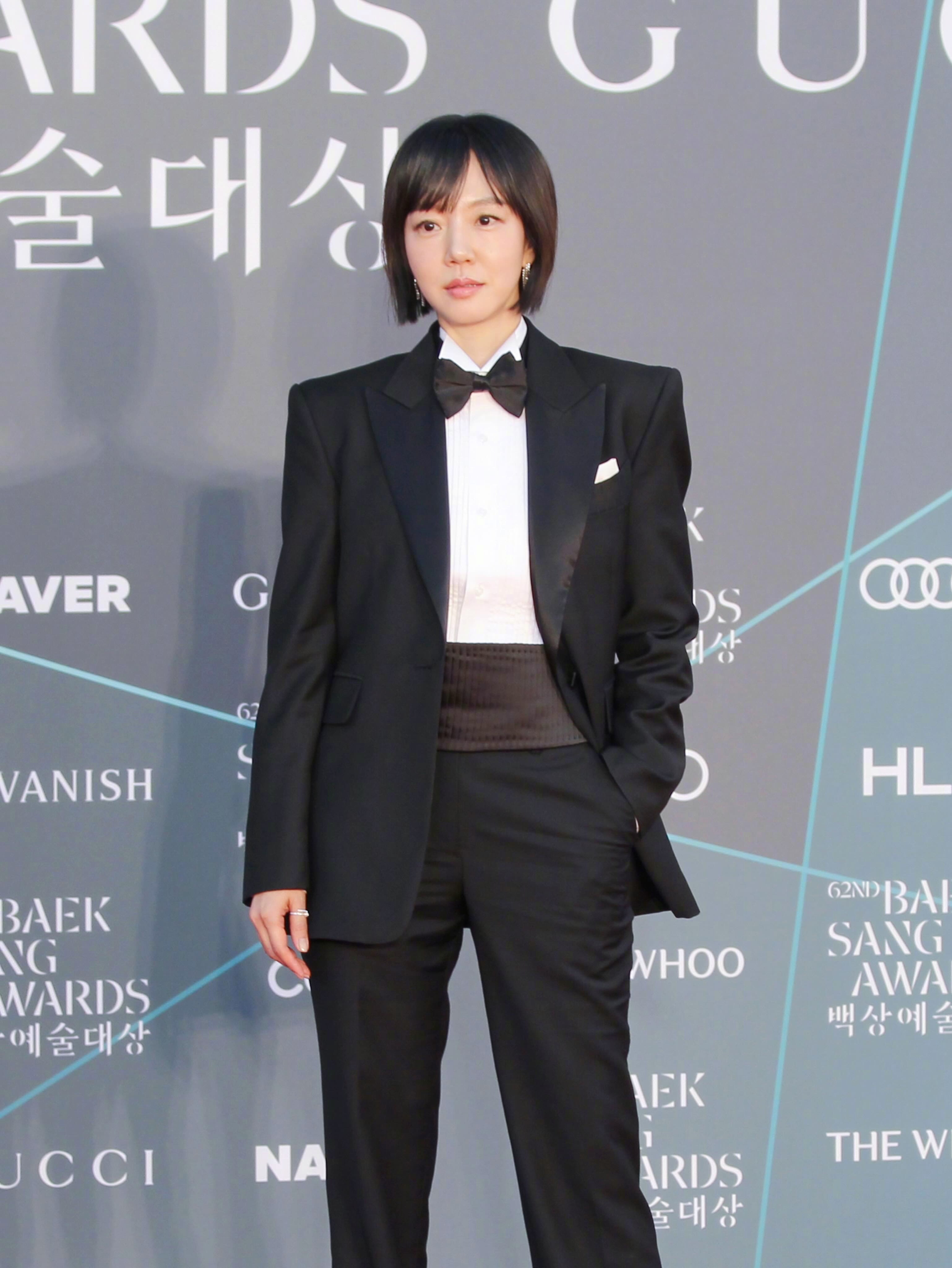 刚刚获得“韩国电影导演们评选的电视剧部门女子演员奖”的林秀晶，46岁了，依然有一