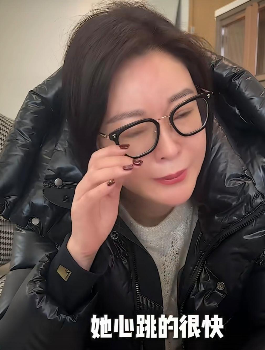 王小骞哭诉女儿叛逆，减肥减出了毛病，一边擦眼泪一边自责。
王小骞绝对是一位好妈妈