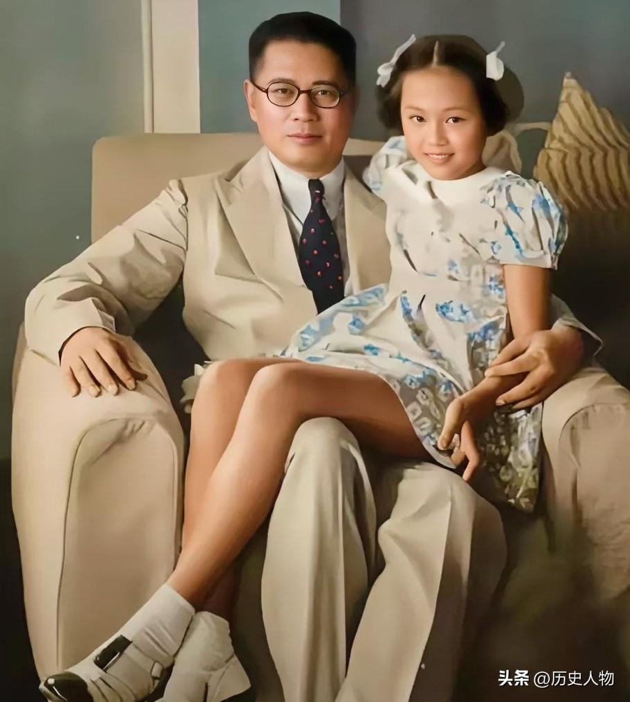 这是宋子文与他的大女儿宋琼颐在上海宅邸的一张合影老照片，拍摄于上世纪三十年代。